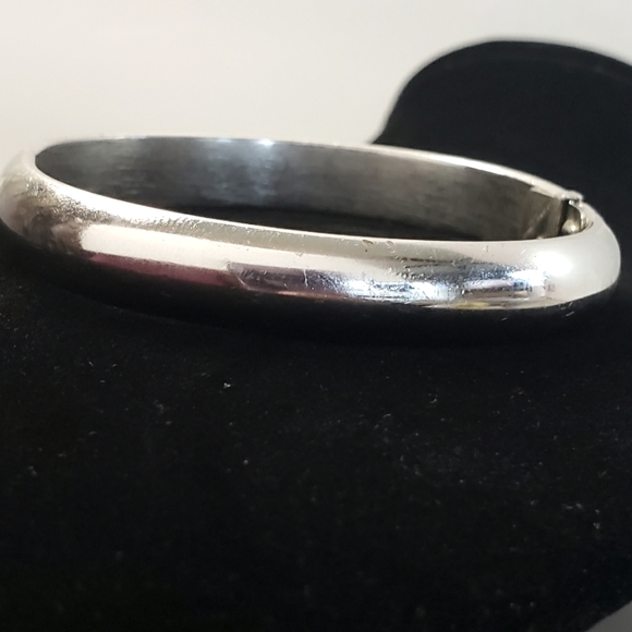 Vintage Signed Whiting & Davis Silver Tone Hinge Clamper Bracelet - Picture 5 of 6